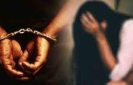 किराणा मालाच्या दुकानात तरुणी एकटी पाहून मारली मिठी..