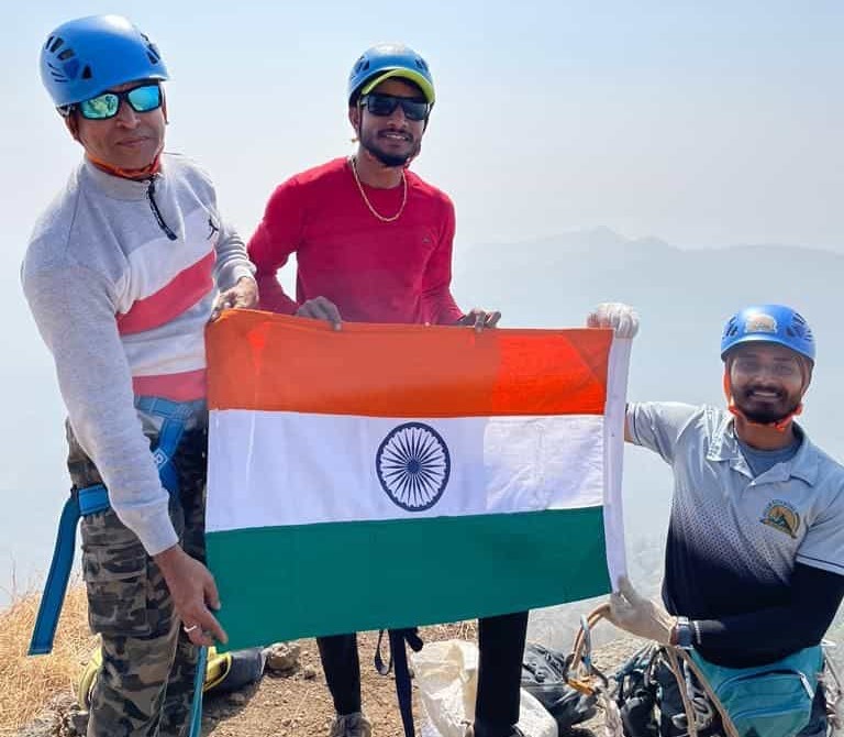 प्रजासत्ताक दिनी वजीर सुळका सर करून दिली राष्ट्रध्वजाला मानवंदना...