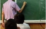 गुरुजी प्रचारात अनं विद्यार्थी वाट पाहण्यात व्यस्त...