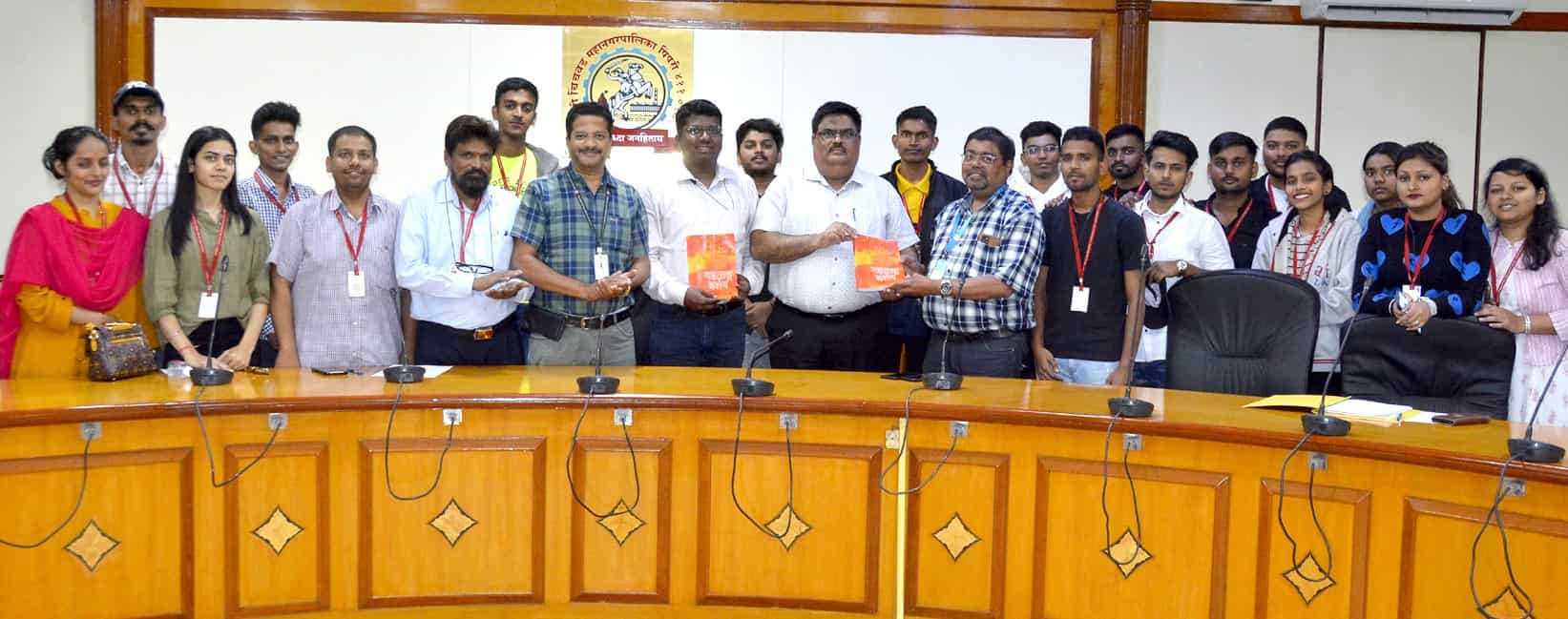 मुंबईतील राज्यशास्राची पदवी घेणाऱ्या विद्यार्थ्यांची महापालिकेस भेट...