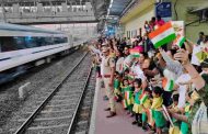 वंदे मातरम एक्सप्रेसवर चिंचवडमध्ये फुलांची बरसात..