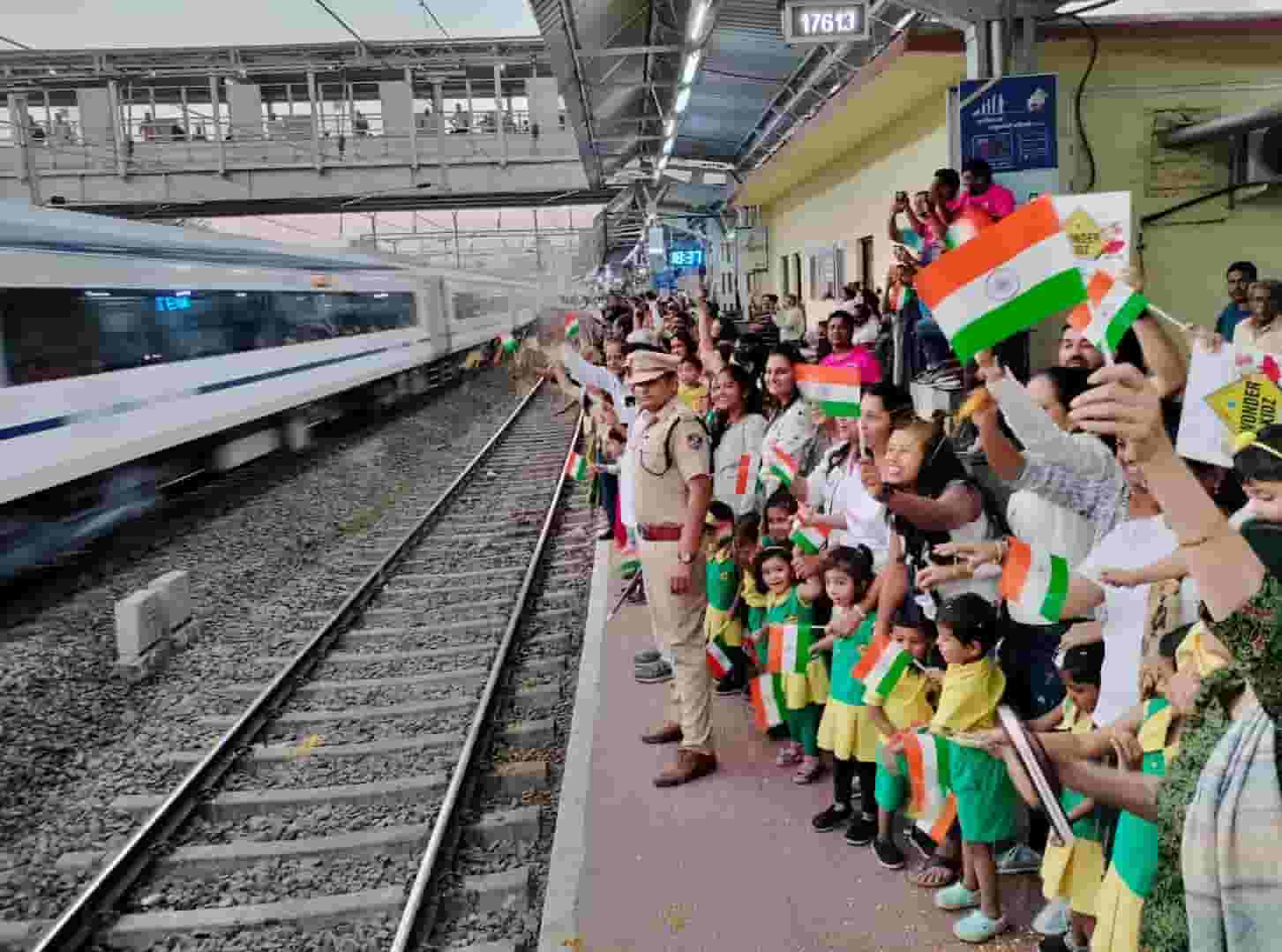 वंदे मातरम एक्सप्रेसवर चिंचवडमध्ये फुलांची बरसात..