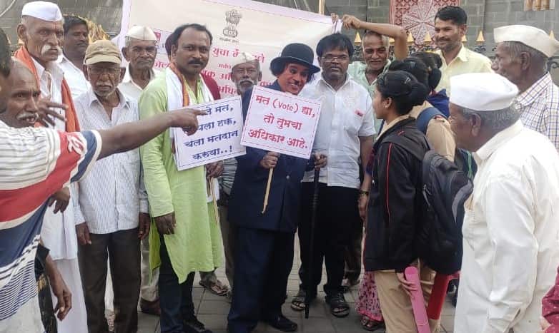 मतदार जनजागृतीसाठी चिंचवडमध्ये थेट 'चार्ली चॅप्लिन' अवतरले..