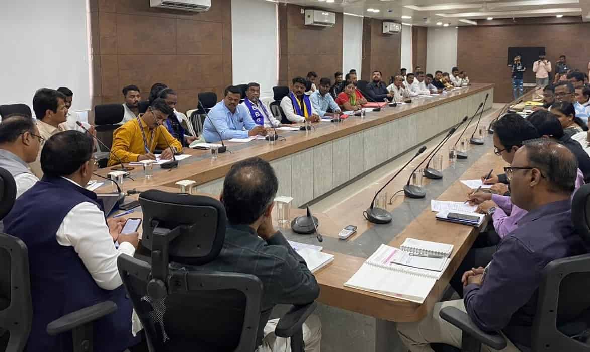 थेरगावातील बैठकीत निवडणूक निर्णय अधिकाऱ्यांचे उमेदवारांना मार्गदर्शन..
