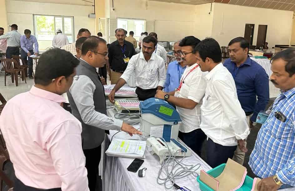 पोटनिवडणूकीच्या प्रत्यक्ष मतदान प्रक्रियेसाठी २९०७ मतदान यंत्रांची तयारी...