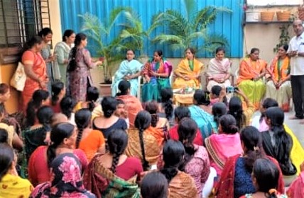 ' आमचे भाऊ कुठे गेले ' आश्विनीताई यांना पाहताच महिलांच्या अश्रूंचा फुटला बांध..