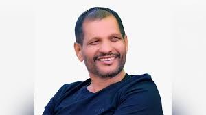 ' उलट ती दगदग त्यांना सहन होत नव्हती; पण ते गप्प बसले '..