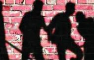 पथनाटयाच्या सादरीकरणाचे टायमिंग व प्लॅनिंगवरुन दोघांनी मेगाफोन डोक्यात घातला...