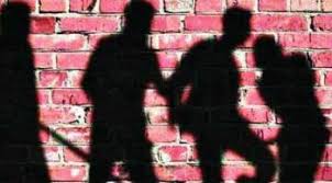 पथनाटयाच्या सादरीकरणाचे टायमिंग व प्लॅनिंगवरुन दोघांनी मेगाफोन डोक्यात घातला...