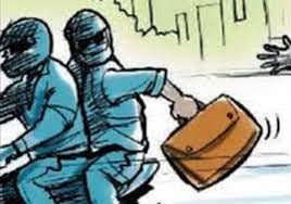 लॉजवर थांबलेल्या तरुणाला लिफ्टच्या निमित्ताने दोघांनी चिंचवड पुलावर नेऊन लुटले...