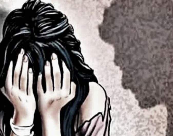 बसमधून प्रवास करताना झोपेचे सोंग घेणाऱ्या सह प्रवाशाने काढली महिलेची छेड...