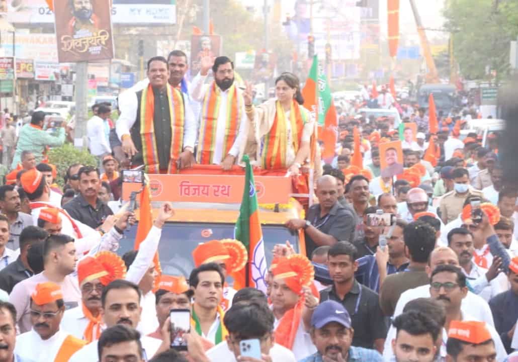 मुख्यमंत्री एकनाथ शिंदे यांच्या रोड 'शो' ला नागरिकांचा उस्फुर्त प्रतिसाद...