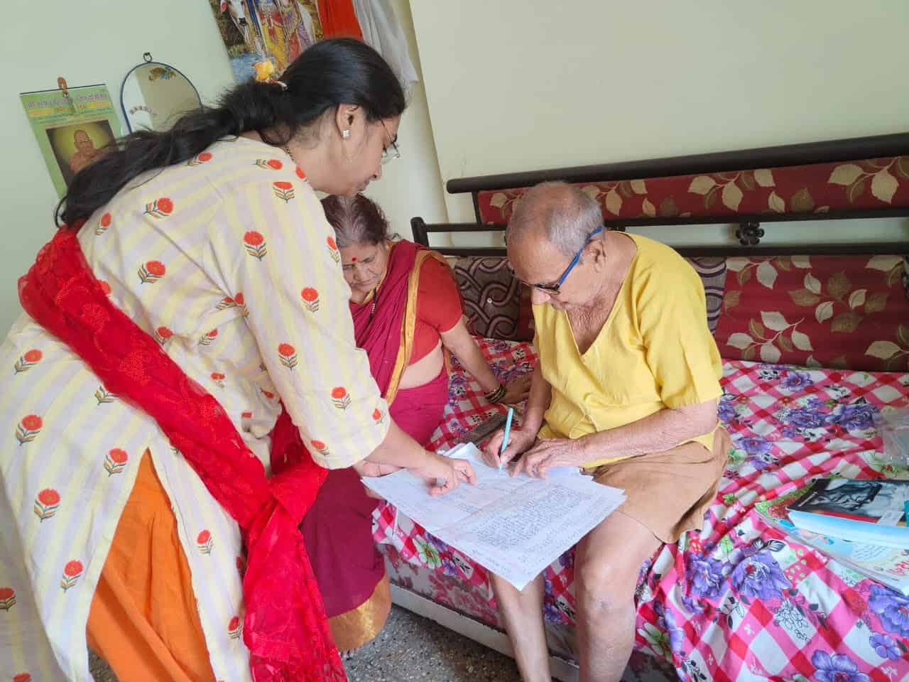 निवडणूक विभागाकडून मतदारांना घरपोच व्होटर स्लीपचे वाटप...