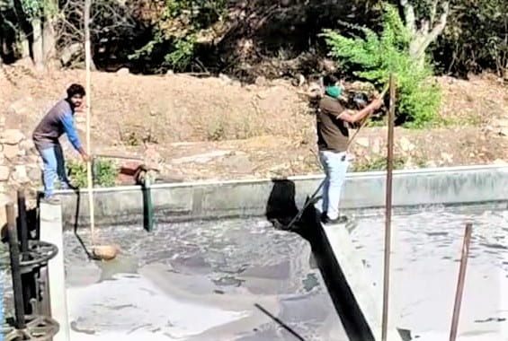 पालिका अधिकाऱ्यांसमोरच सुरक्षा साधनांशिवाय कामगार उचलतात मैला..