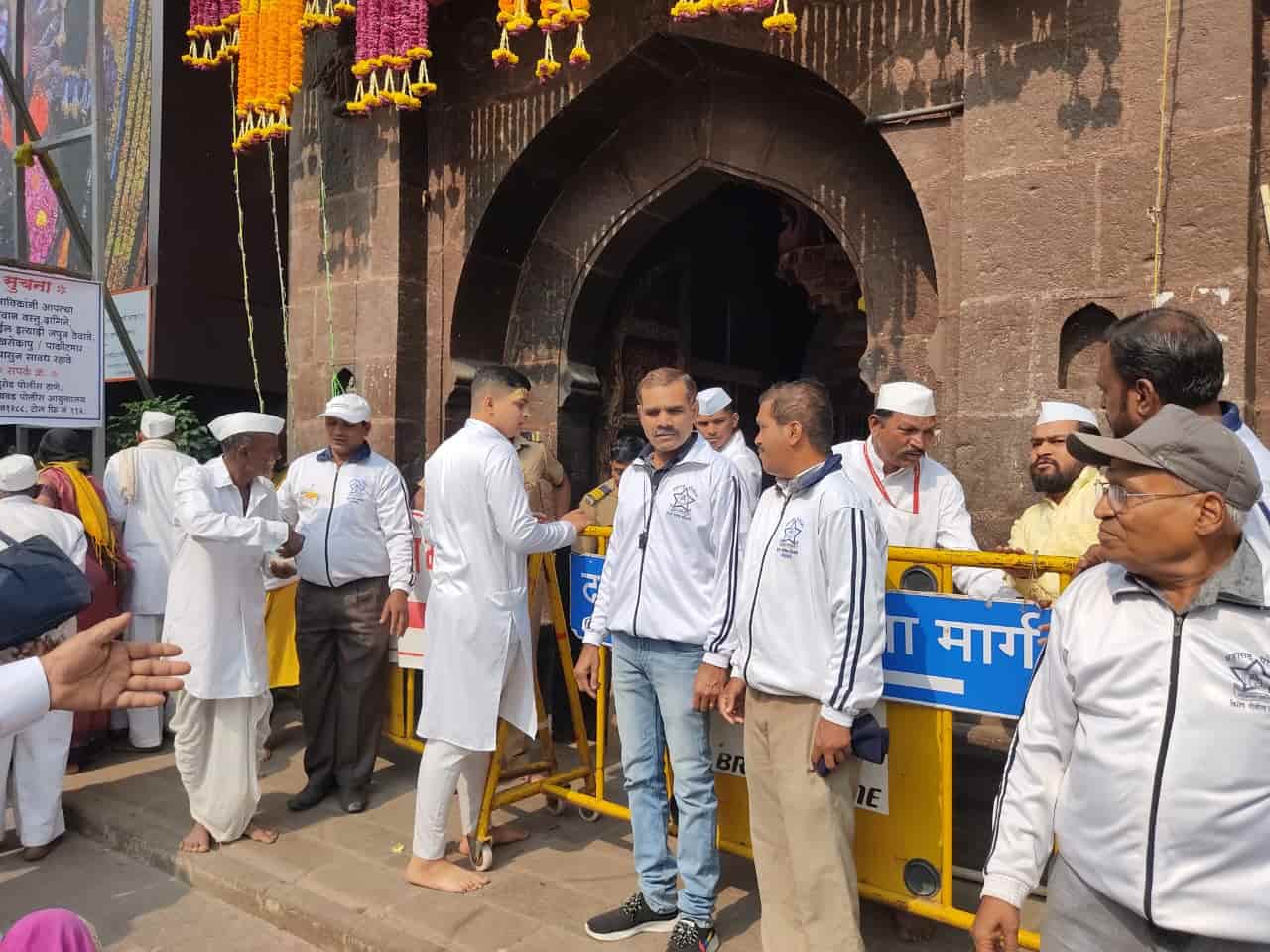 देहूतील ' बीजोत्सवात ' प्राधिकरण सुरक्षा समितीच्या स्वयंसेवकांकडून वैष्णवांची सेवा...