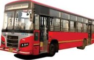 भर रस्त्यात पीएमपीएमएल प्रवासी बस आणि आय २० कारच्या काचा फोडल्या..