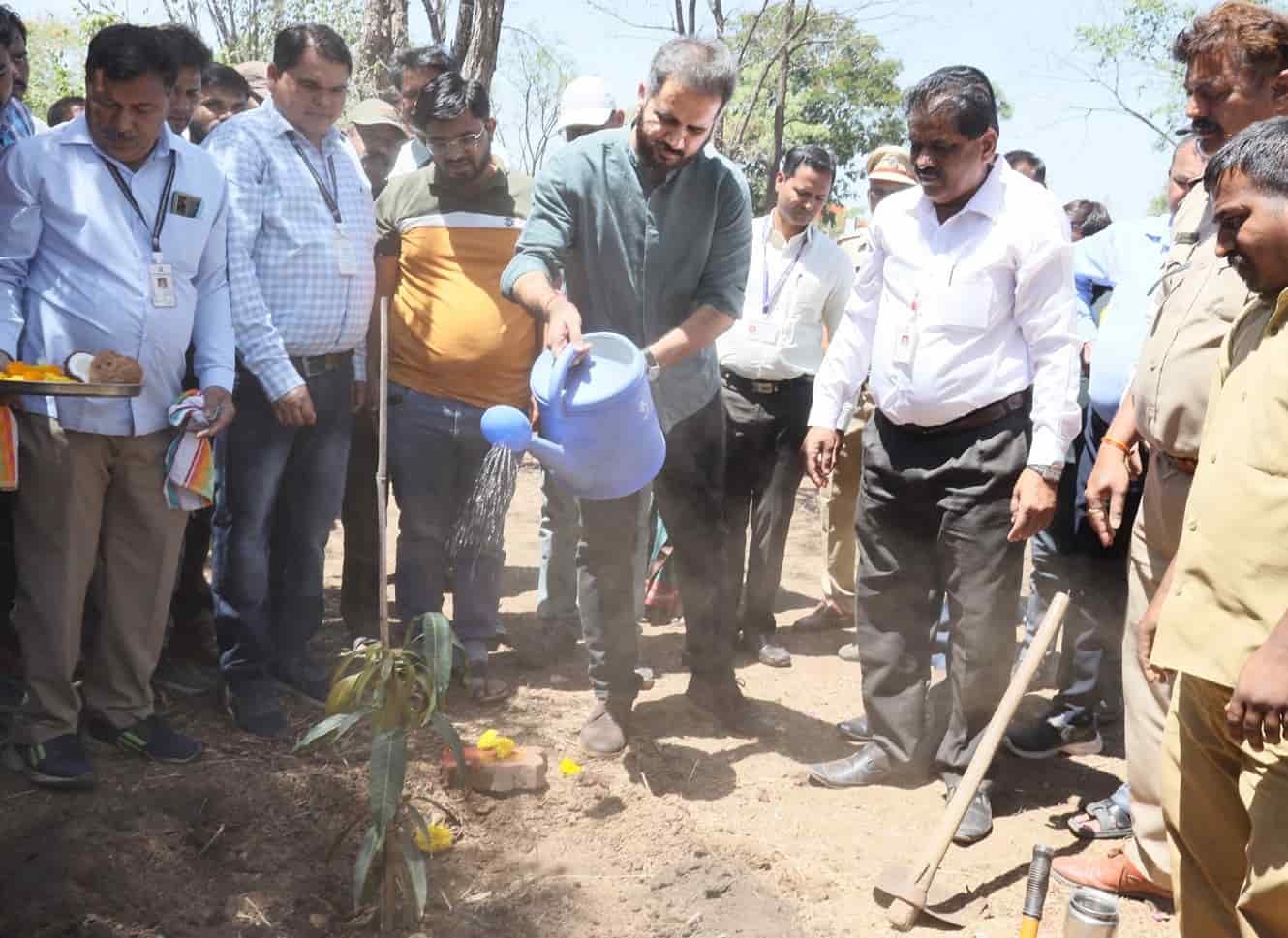 जागतिक वसुंधरा दिन आणि अक्षय तृतीयानिमित्त आंब्याचे वृक्षारोपण...