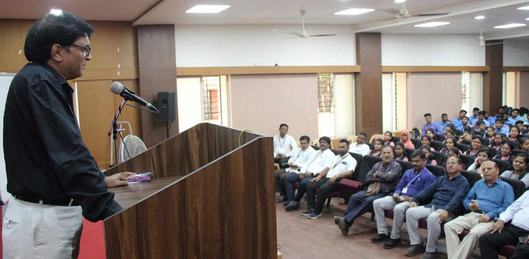 रोजगार व स्वयंरोजगार प्रशिक्षण मार्गदर्शन शिबिराच्या व्याख्यानमालेला प्रारंभ...