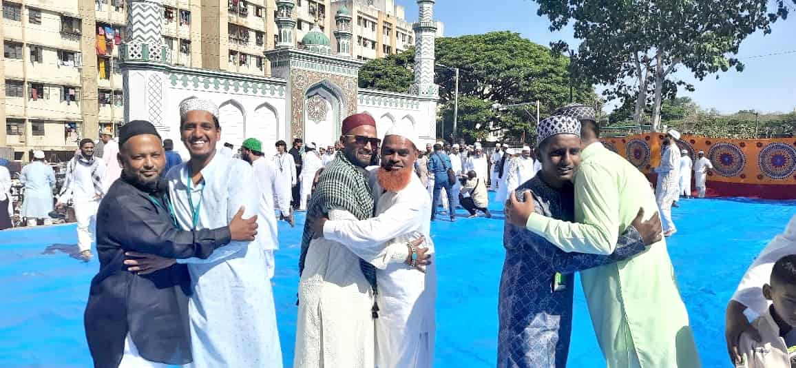 जकात, फित्रा, खैरात करून मुस्लिम बांधवांची रमजान ईद उत्साहात साजरी...