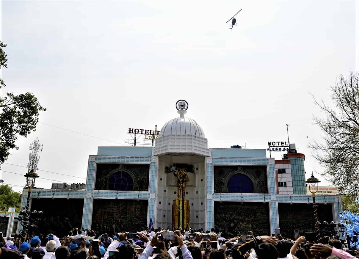 पिंपरीत बाबासाहेबांच्या पुतळ्यावर हेलिकॅप्टरमधून पुष्पवृष्टी; जनसागर लोटला...