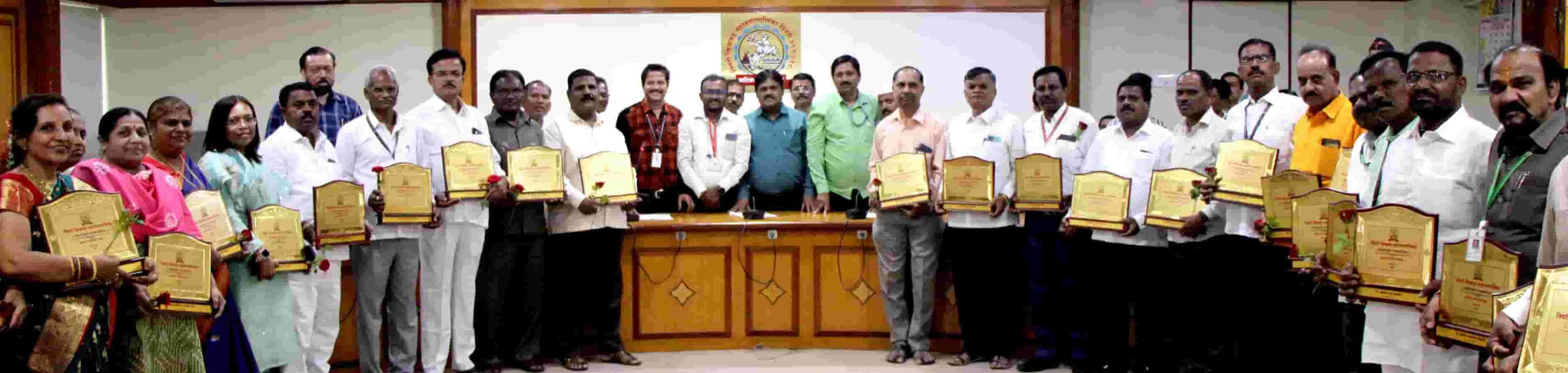 एप्रिल अखेर सेवानिवृत्त झालेल्या पालिकेच्या ३८ कर्मचा-यांचा सत्कार...