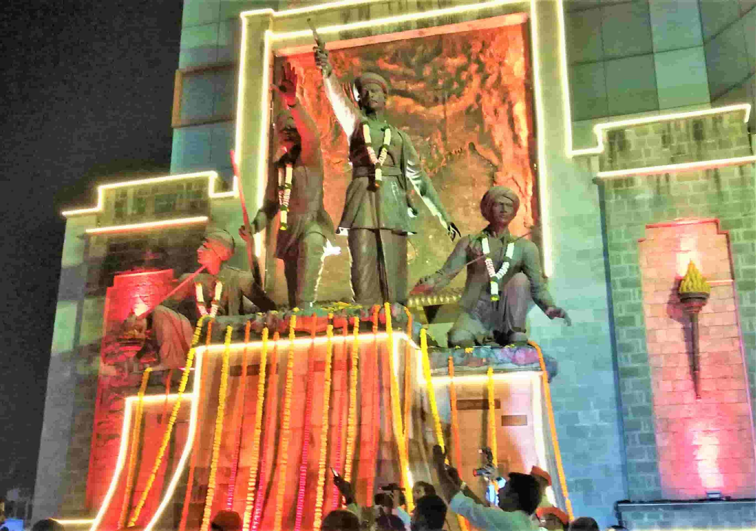 क्रांतिवीर चापेकर हुतात्मा दिनी भव्य अभिवादन फेरीची मानवंदना...