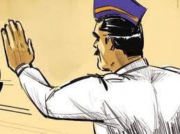 स्विफ्ट चालकाने ट्राफिक पोलीसाला बोनेटवर चढवून दूर फेकले..