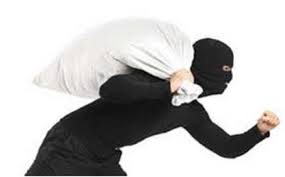 पिंपरीत बुरखाधारी महिलांनी व्यापाऱ्याच्या दुकानातून कपडयाचा गठ्ठा लांबविला...