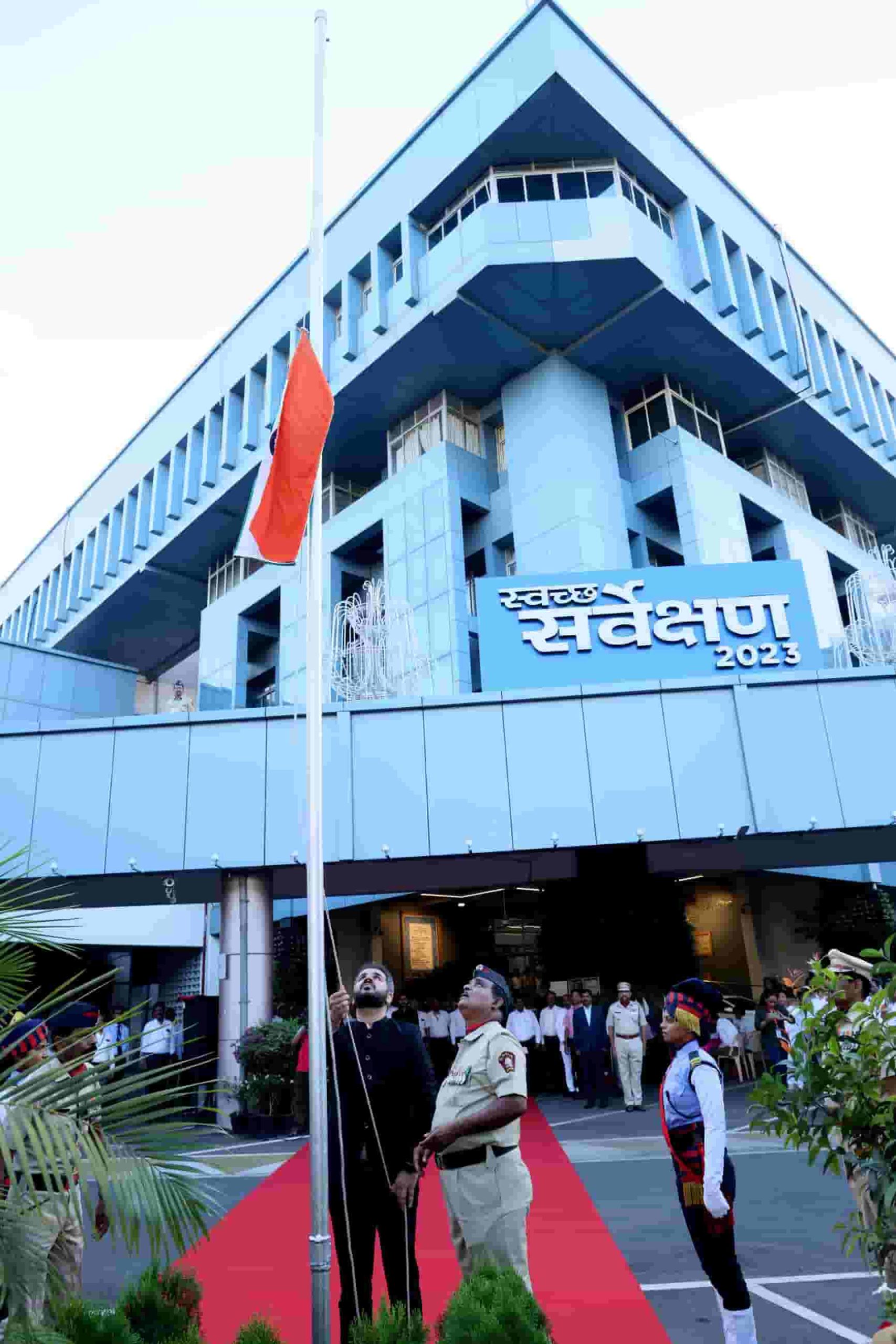 नवे राज्यगीत म्हणत ६३ वा महाराष्ट्र दिन महापालिकेच्या वतीने उत्साहात साजरा...