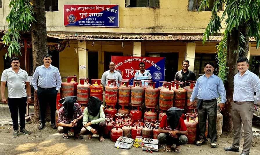 थेरगावच्या आर्या गॅस सर्व्हिसवर पोलिसांचा छापा; तिघांना अटक...