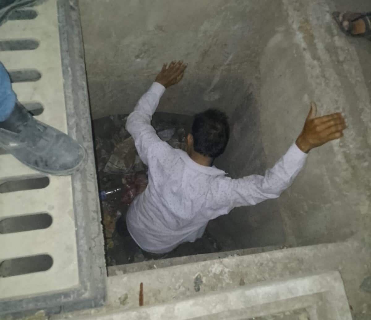 काळेवाडीकडे जाणाऱ्या मुख्य रस्त्यावरील मॅनहोलमध्ये पडून एकजण जखमी...