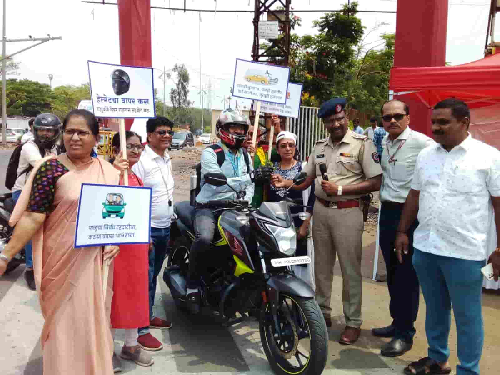 पिंपरी-चिंचवड वाहतुक शाखेकडून शहरात हेल्मेट सक्तीबाबत जनजागृती...