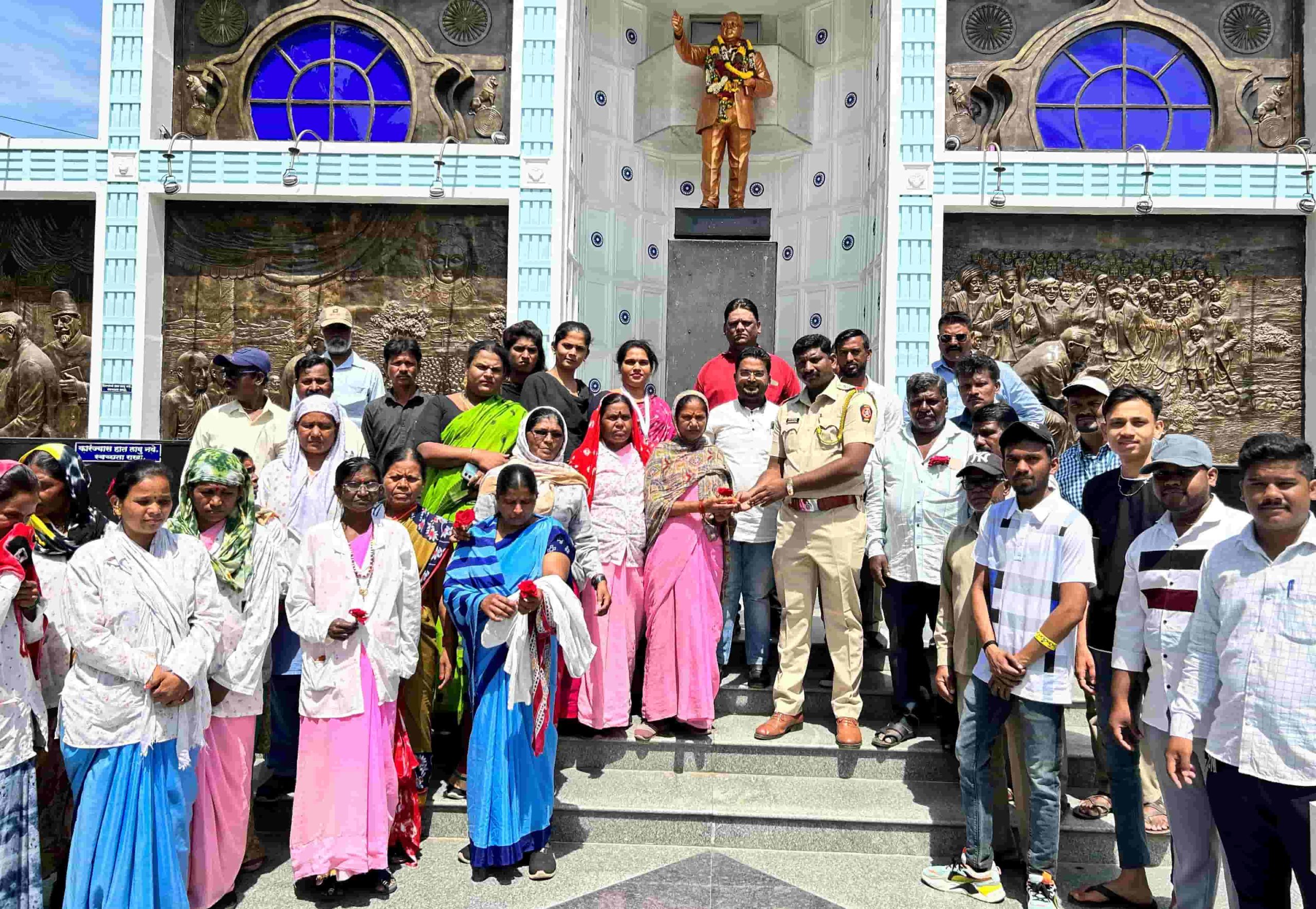 महाराष्ट्र दिनी रयत विद्यार्थी विचार मंचकडून सफाई कर्मचाऱ्यांचा सत्कार...