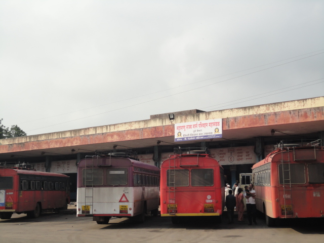 वल्लभनगर आगारात दोन्ही एसटीच्यामध्ये चेंगरून मॅकेनीक महिलेचा मृत्यू...