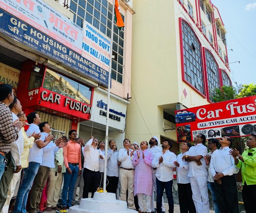 महाराष्ट्र दिनानिमित्त खराळवाडीतील राष्ट्रवादीच्या पक्ष कार्यालयात ध्वजारोहन...