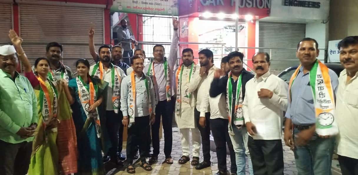 शहर राष्ट्रवादी काँग्रेसकडून फटाके अनं पेढे वाटून आनंदोत्सव साजरा...