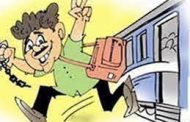 कन्याकुमारी ते पुणे रेल्वे प्रवासा दरम्यान महिलेचा लाखाचा ऐवज लांबविला...