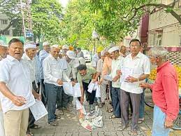 महापालिकेच्या घनकचरा कर आकारणीच्या निषेधार्थ आकुर्डीत कर पावत्यांची होळी...