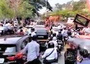 जुन्या मुंबई पुणे रस्त्यावर मेट्रोचा कंटेनर उलटला...
