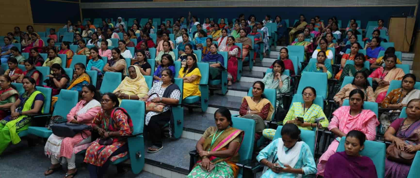 कंत्राटी कामगारांना शासकीय योजना आणि किमान वेतन कायद्याविषयी मार्गदर्शन...