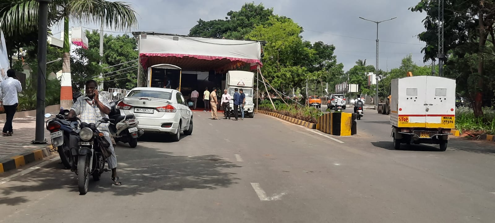 मुख्यमंत्र्यांच्या उपस्थितीत होणाऱ्या कार्यक्रमासाठी पालिकेने चक्क रस्त्यावरच उभारलाय मंडप..