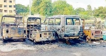 निगडीतील ओटा स्कीम परिसरात वाहनांची जाळपोळ...