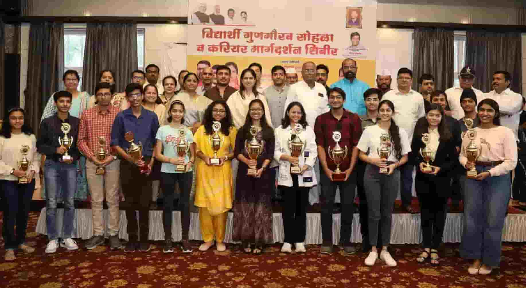 शत्रुघ्न काटे यूथ फाउंडेशनच्या वतीने गुणवंत विद्यार्थ्यांचा सत्कार...