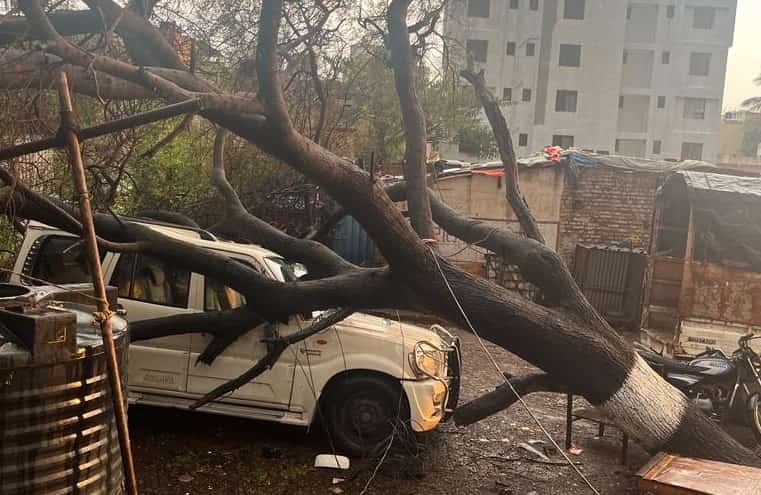 बोपखेलमध्ये झाड कोसळुन स्कार्पियो वाहनाचे व दुचाकीचे मोठे नुकसान...