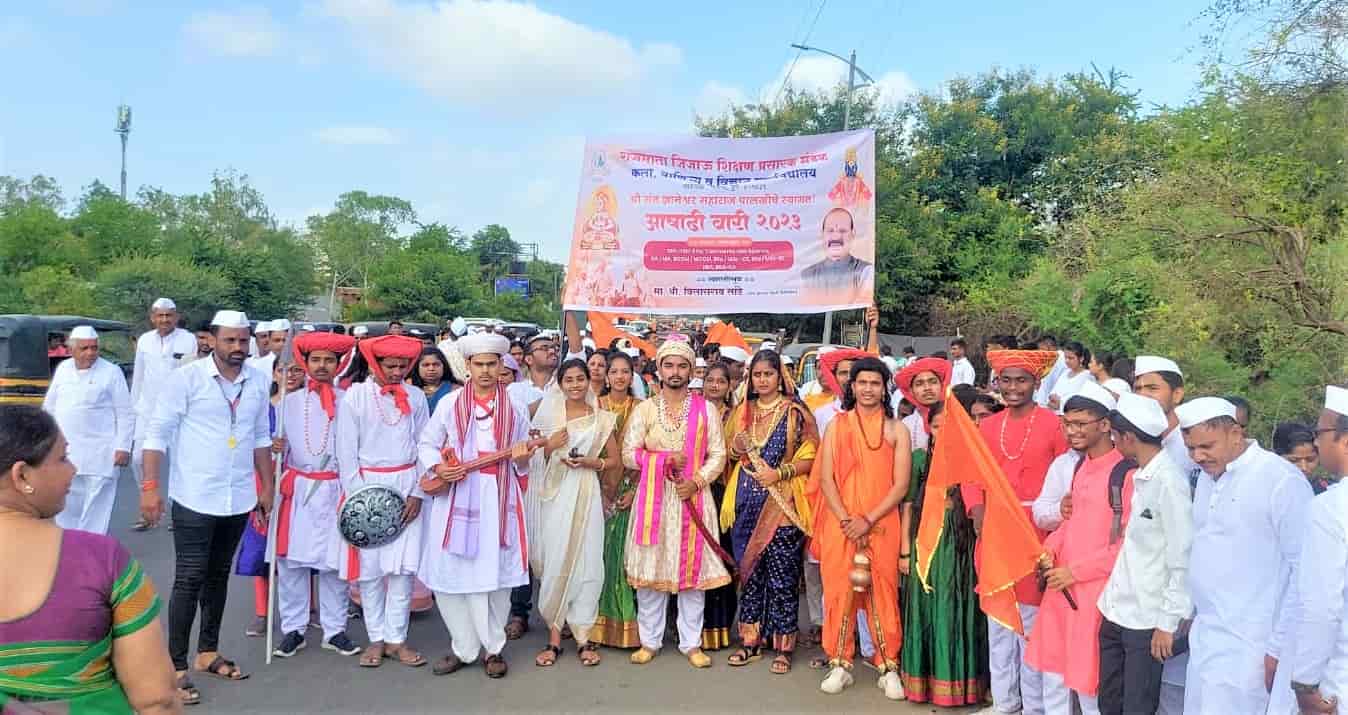 वारीत विद्यार्थ्यांकडून महापुरुषांचा वैचारिक वारसा जपण्याचा संदेश..