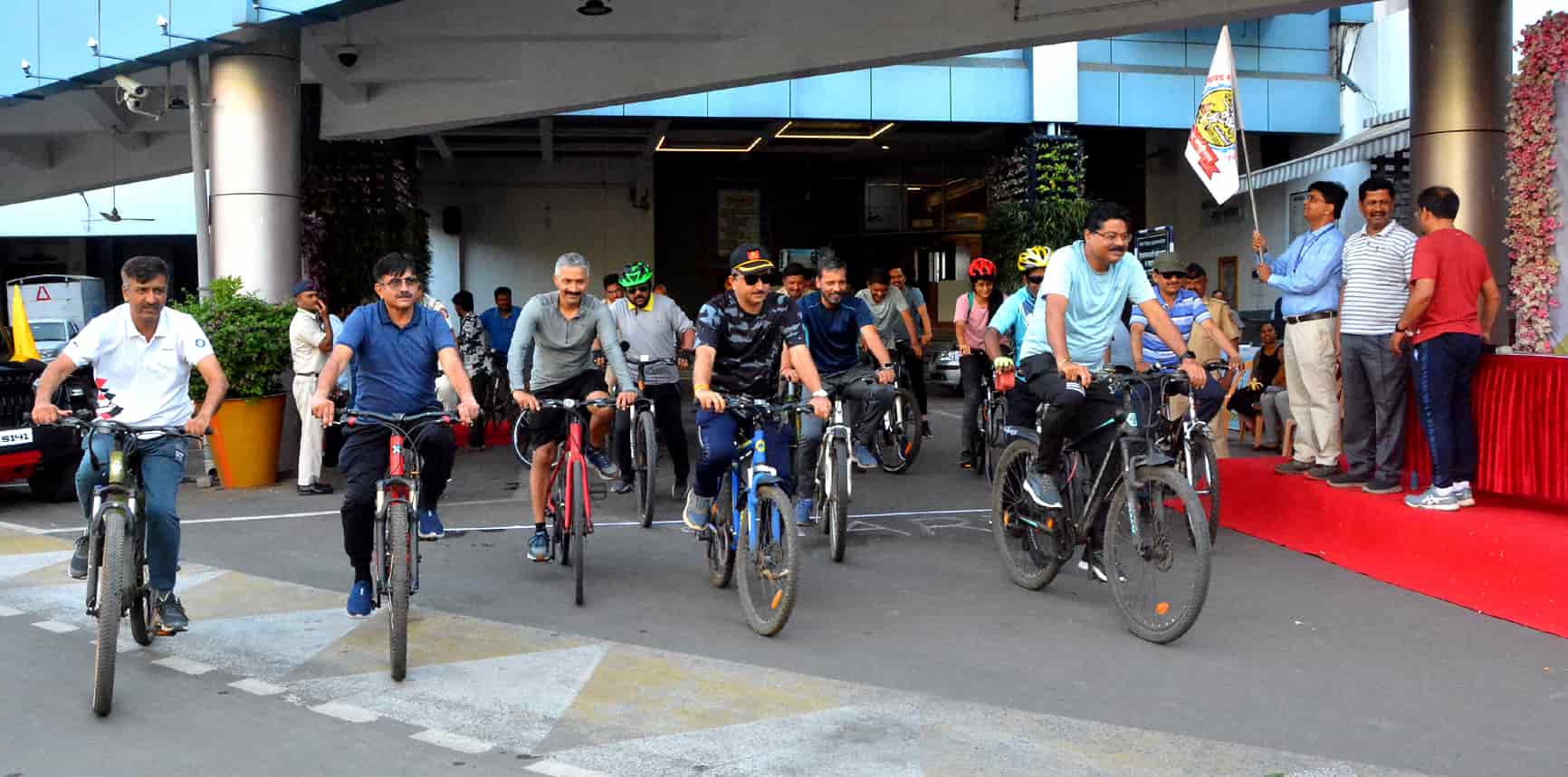 जागतिक सायकल दिनी पालिकेच्या कर्मचाऱ्यांनी घेतला सायकल रपेटीचा आनंद...