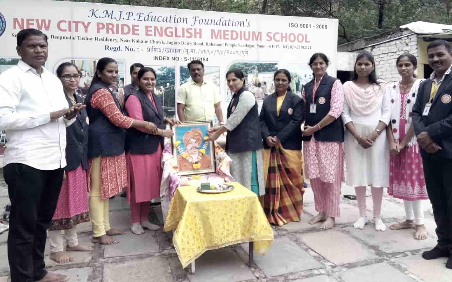 न्यू सिटी प्राईड इंग्लिश मिडियम स्कूलमध्ये शाहू महाराजांना अभिवादन...