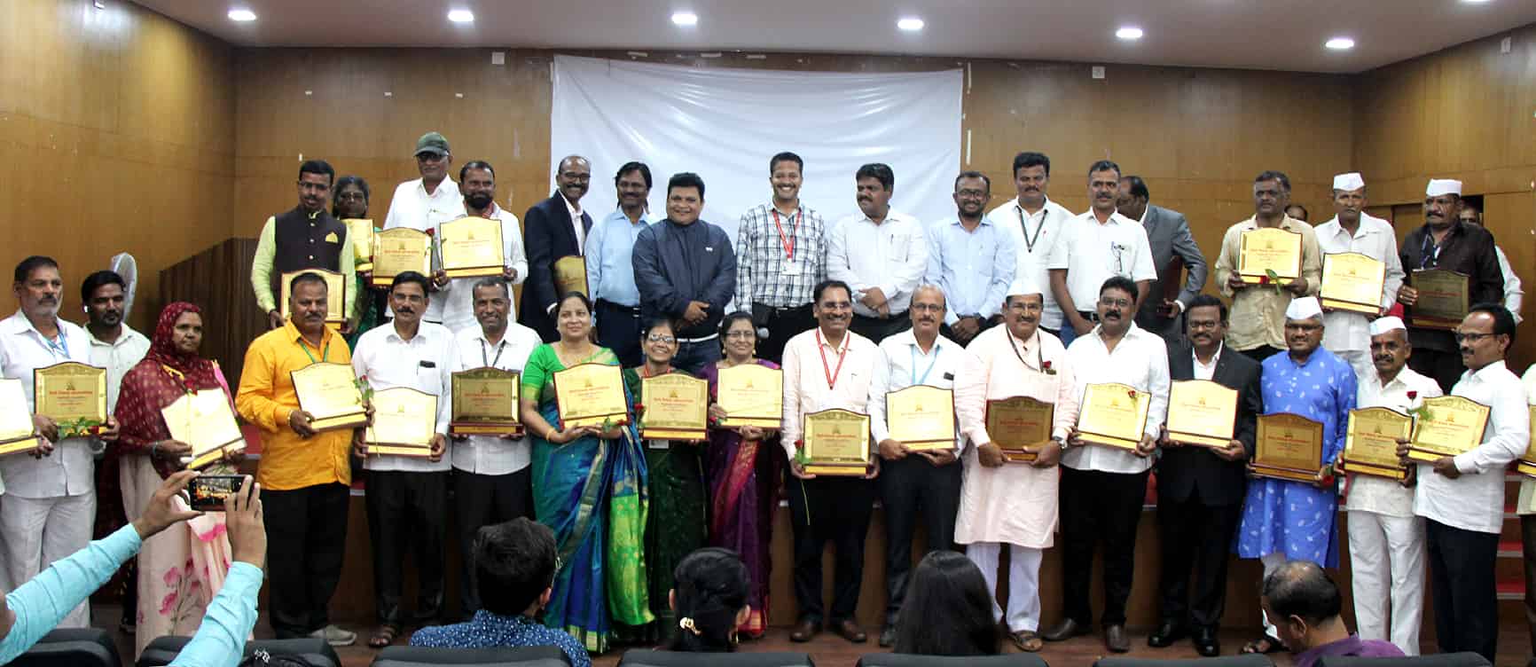 पालिकेच्या सेवा आणि स्वेच्छा निवृत्ती घेतलेल्या ३५ कर्मचाऱ्यांचा सत्कार...