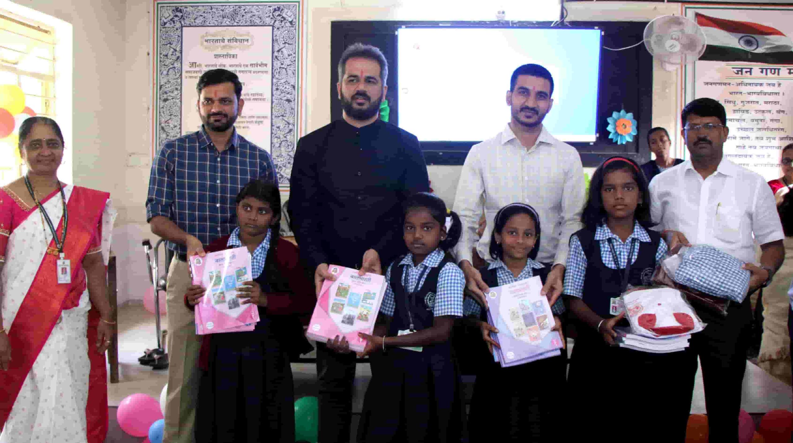 विद्यार्थ्यांच्या किलबिलाटाने शाळेची पहिली घंटा आज वाजली..