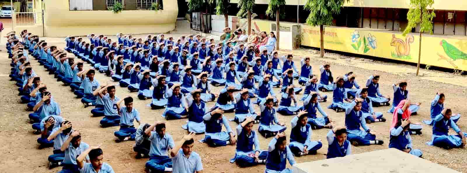 भारतीय जैन संघटना माध्यमिक व उच्च माध्यमिक विद्यालयात योगा प्रात्यक्षिके...